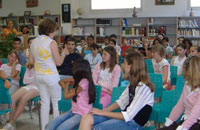 Biblioteca de la Cala de Mijas con la autora